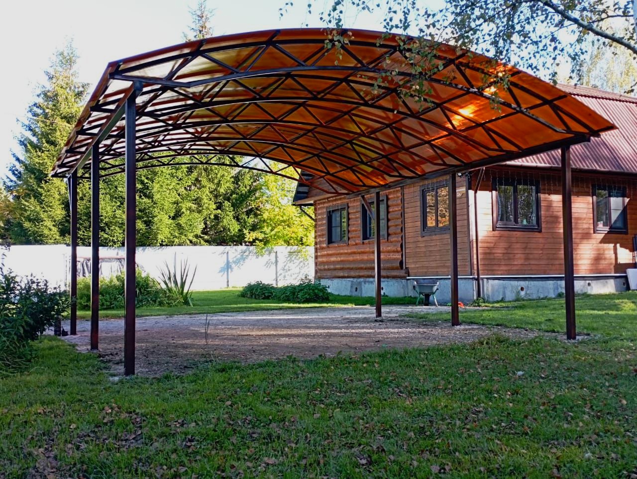 Полузакрытый навес с крышей из поликарбоната