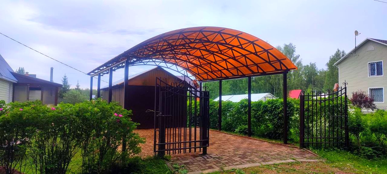 Арочный автонавес с поликарбонатом для дачи Арочный автонавес с поликарбонатом для дачи